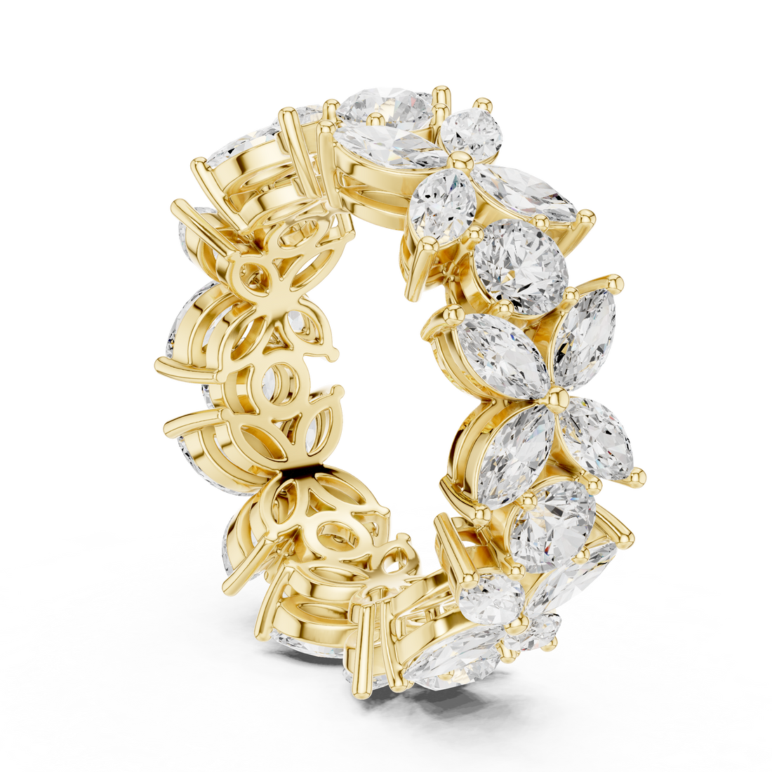 Minimal chain bracelet with lightweight links.