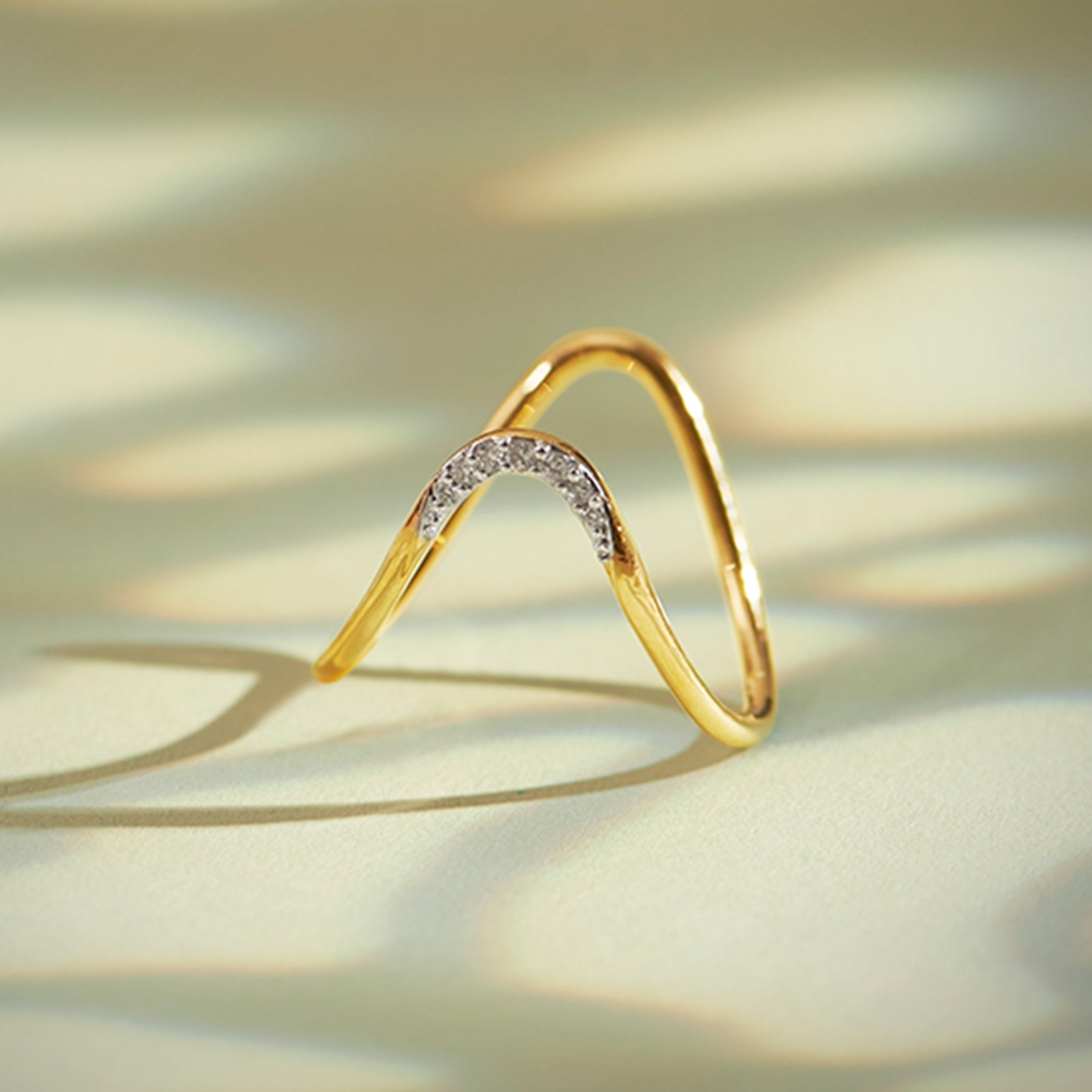 Glowy Diamond Vanki Ring