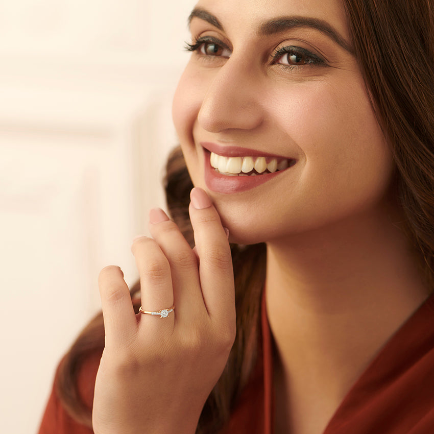 Glittery Linear Diamond Ring