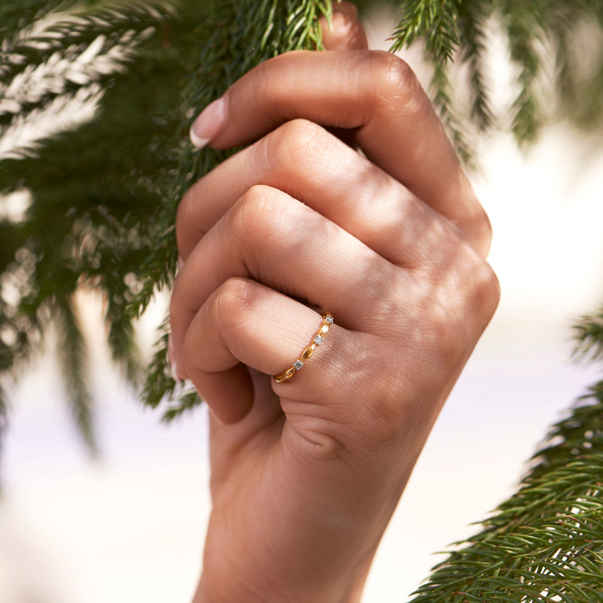 Shining Minimal Diamond Ring