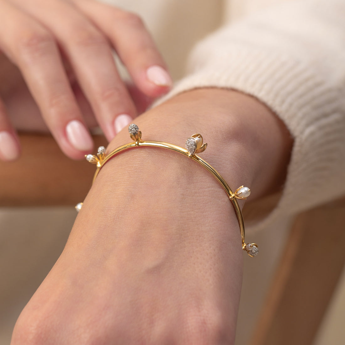Swaying Pearl Bangle