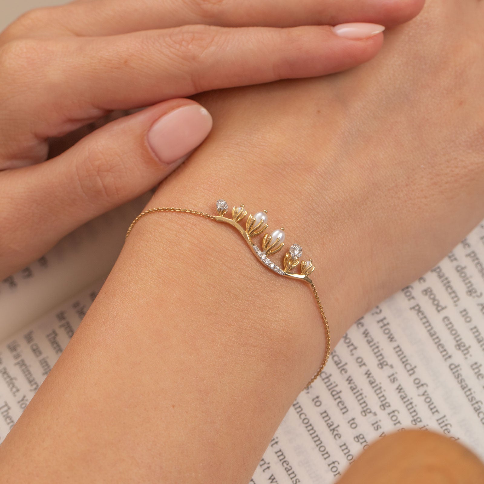 Curvy Pearl Grained Chain Bracelet