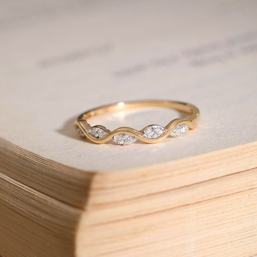 Isabella Wavy Diamond Band